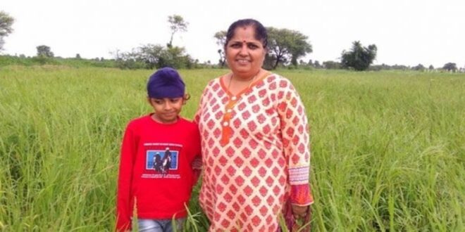 बेटे को किसान बनाने के लिए एक मां ने छोड़ी सरकारी नौकरी