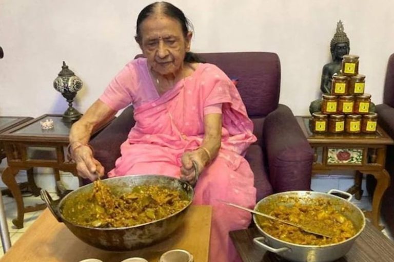 88 वर्षीय दादी गरीबों के लिए धन जुटाने के लिए बेचती है अचार