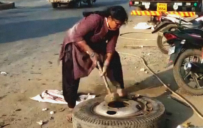Adilaxmi Telangana mahila mechanic ki kahani