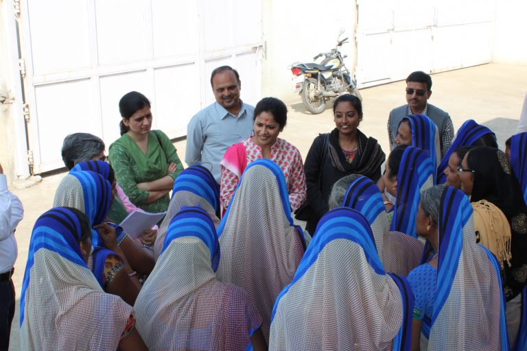 आइए जानते हैं गोबर के उपले बनाने वाली महिला की सफलता की कहानी, राजश्री शर्मा आज 38 करोड़ की टर्नओवर वाली कंपनी की डायरेक्टर है
