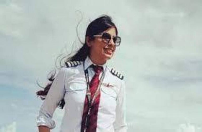 आइए जानते हैं देश की महिला पायलट मोनिका खन्ना के बारे में जिन्होंने विमान में आग लगने से बचाया है
