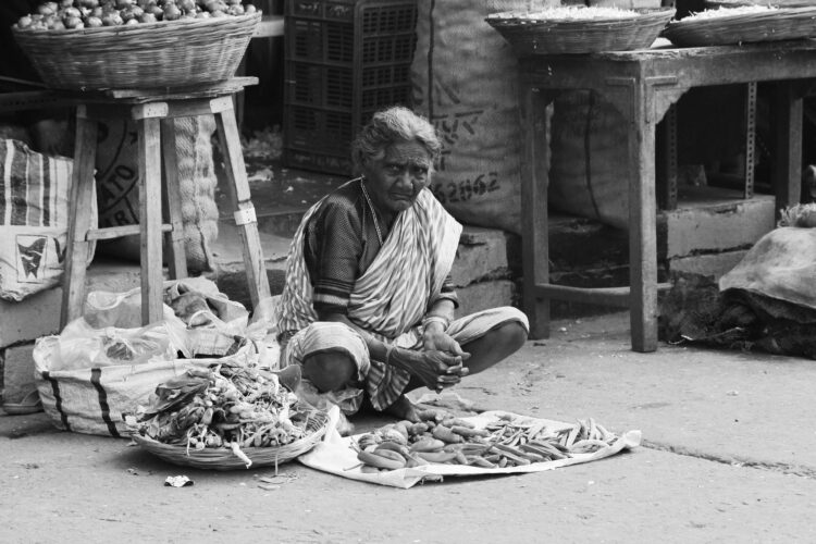 अकेले पड़ते बुजुर्गों की बढ़ती मुश्किलें